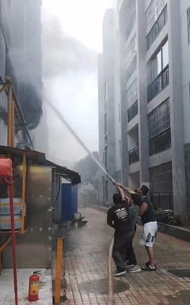 云南保全保安員  臨危不懼、奮勇當(dāng)先、勇敢撲滅火災(zāi)